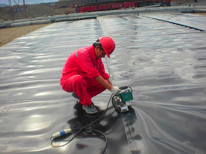 西藏土工膜与两布一膜相比哪种防渗系数更好？