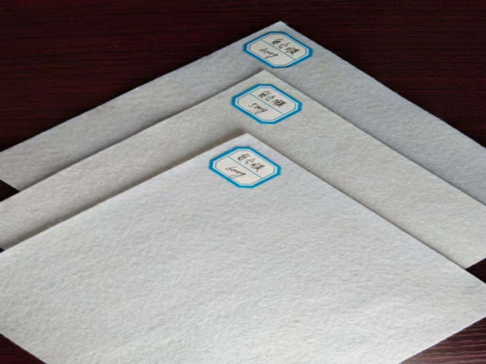 西藏复合土工膜厂家讲的切边和甩边有什么区别？